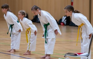 Die Teilnehmerinnen der Klasse Kinder 2 weiblich verbeugen sich