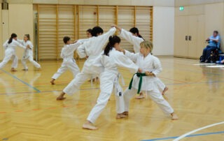 Karatekas beim Kumite während der Prüfung zum 8. Kyu