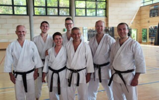 Eine Gruppe mit 7 Karatekas