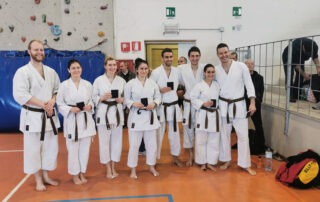 Gruppenfoto mit acht Vorarlberger und Innsbrucker Karatekas in der Halle nach der erfolgreichen Gürtelprüfung