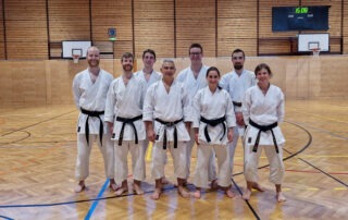 Gruppenfoto mit Meister Cardinale und den sieben Vorarlberger Karatekas nach dem Training in der Halle