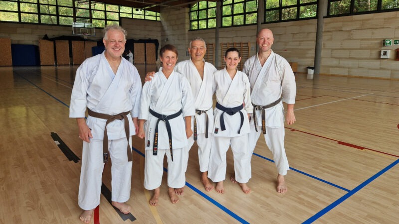 Sensei Cardinale mit den 4 Vorarlberger Karatekas im Gi in der Halle nach dem Training
